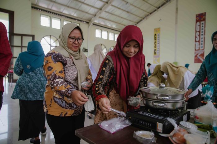Para ibu sedang praktik masak MPASI menggunakan bahan pangan lokal. Foto: Ist.