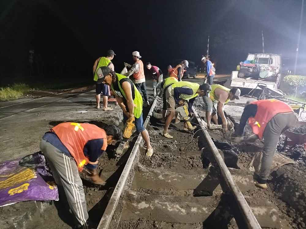 Hindari macet, perbaikan geometri dilakukan di malam hari. 