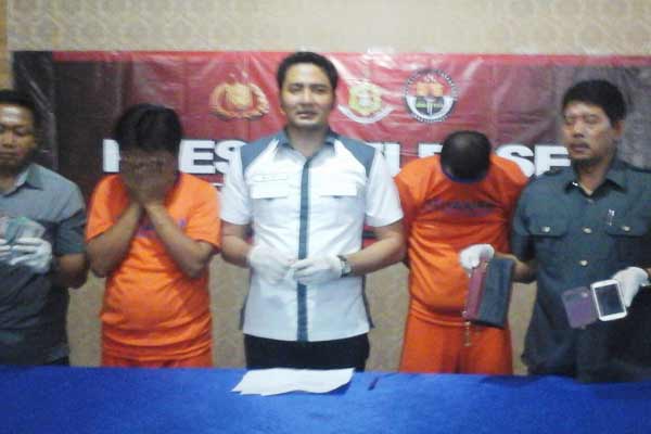 Dua pelaku saat diamankan di Mapolres Kediri. (foto: dendi martoni/BANGSAONLINE)