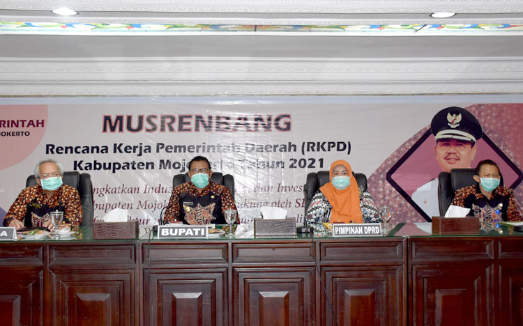 Bupati Pungkasiadi ketika memimpin Musrenbang refocusing anggaran. 