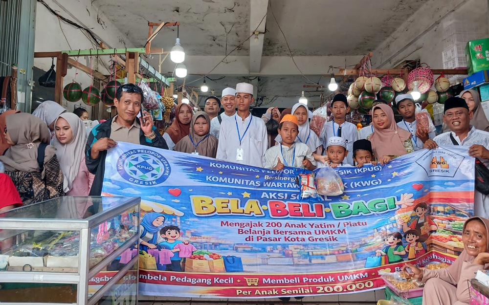 KWG bersama KUPG saat mengajak anak yatim belanja baju lebaran di Pasar Gresik. Foto: Ist.