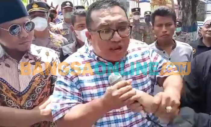 Salah satu dewan di Sampang saat berebut mik dengan massa aksi. Foto: MUTAMMIM/BANGSAONLINE