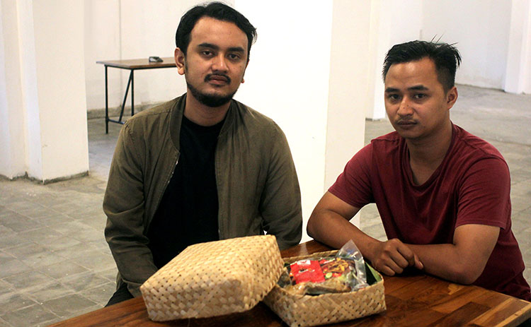Rizky Sulistya dan Yusa Ridlo saat menunjukkan Mangkusnya.