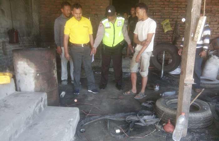 Petugas saat melakukan olah TKP.