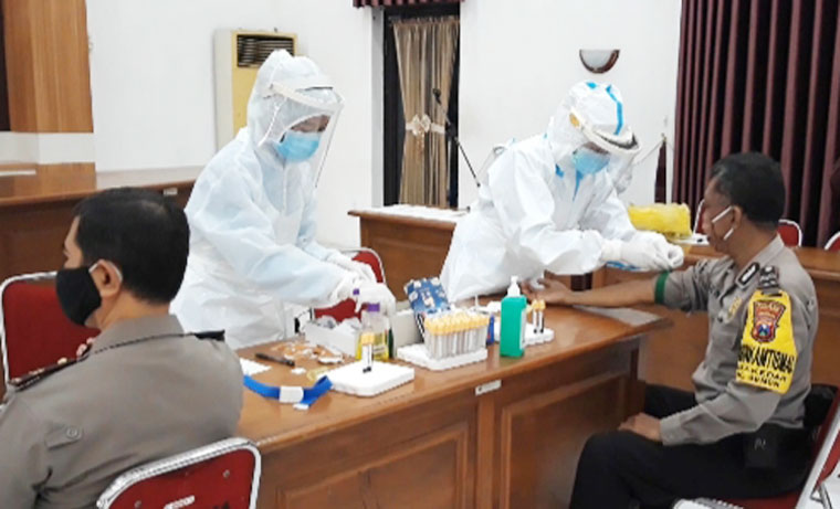 Dua personel Polres Kediri saat menjalani rapid test. foto: MUJI HARJITA/ BANGSAONLINE
