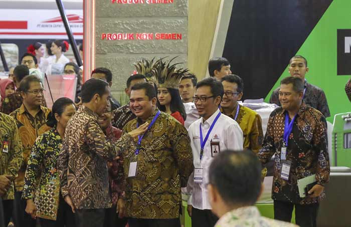 Direktur Utama Semen Indonesia Hendi Prio Santoso didampingi Direktur Pemasaran dan Supply Chain Ahyanizzaman berbincang dengan Presiden Joko Widodo saat meninjau stan dalam acara Indonesia Business and Development (IBD) Expo di Jakarta.