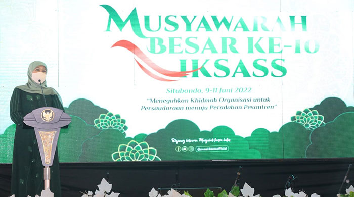 Gubernur Khofifah saat menghadiri Musbes X IKSASS Situbondo.