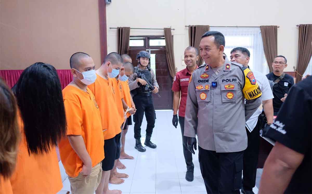 Pelaku saat diinterogasi polisi.