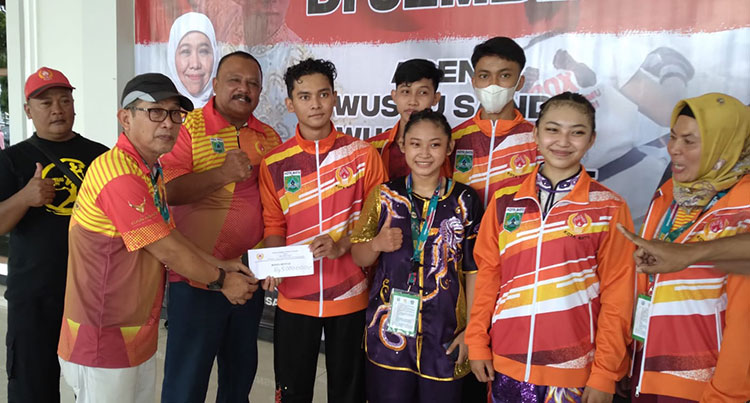 Ketua Umum KONI Kota Batu, Drs Mahfud, memberikan bonus mentas kepada Akbar Rp5 juta.