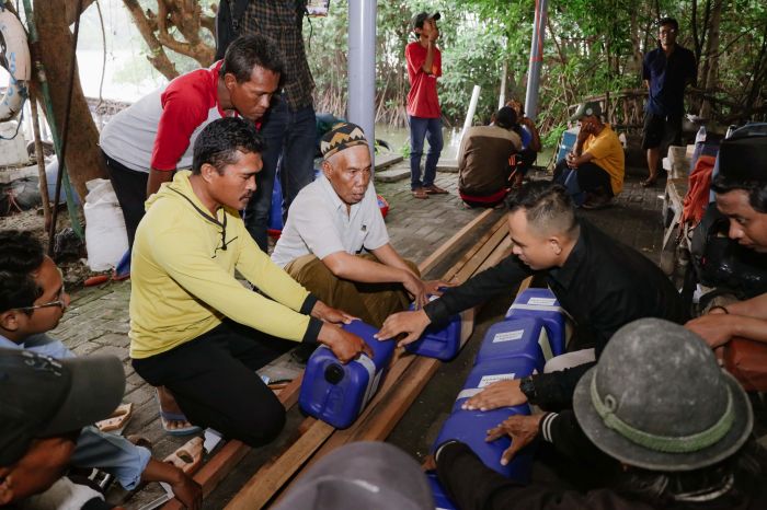 Entrepreneur Bidang Perikanan, Eko Husaini saat memberi pelatihan pembuatan apartemen kepiting. foto: ist.