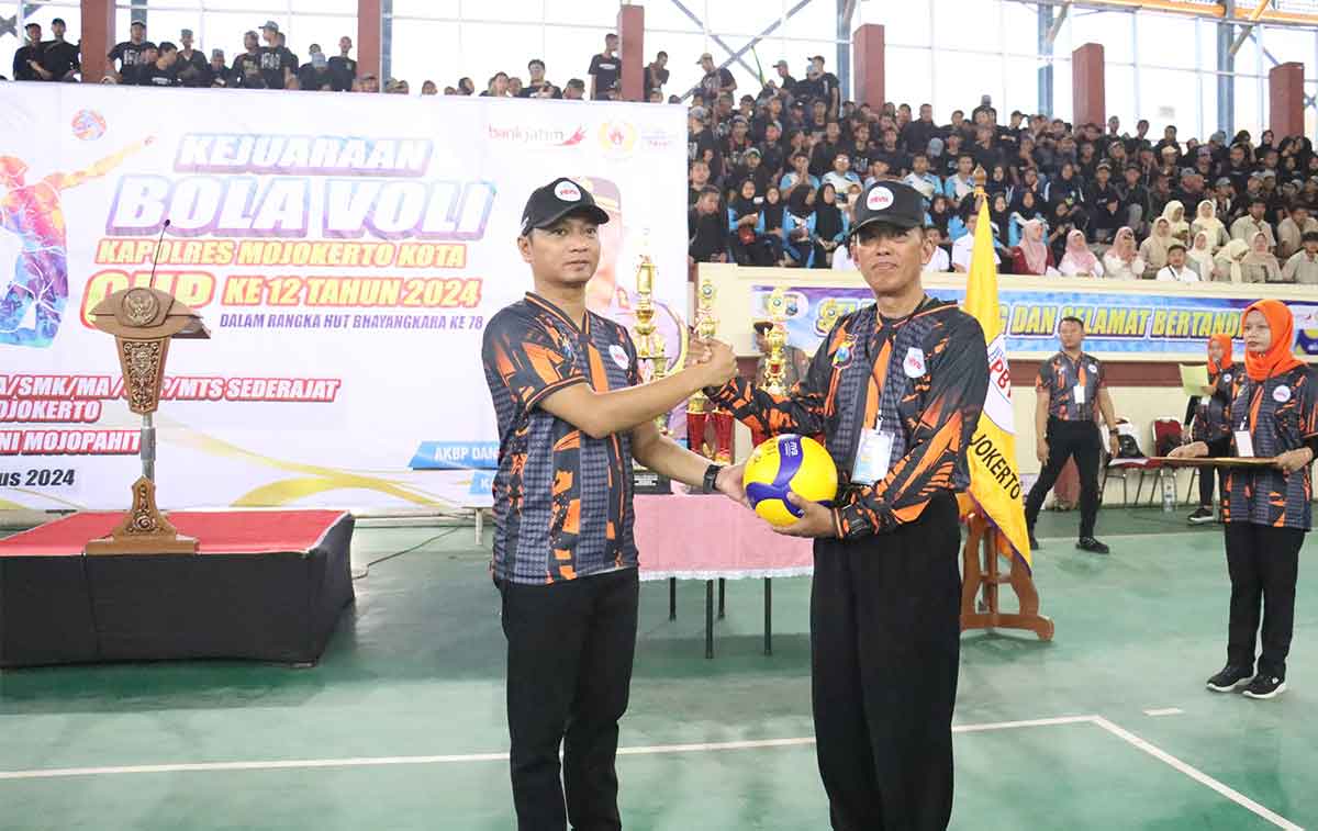 Pembukaan turnamen voli Kapolres Mojokerto Cup 2024.