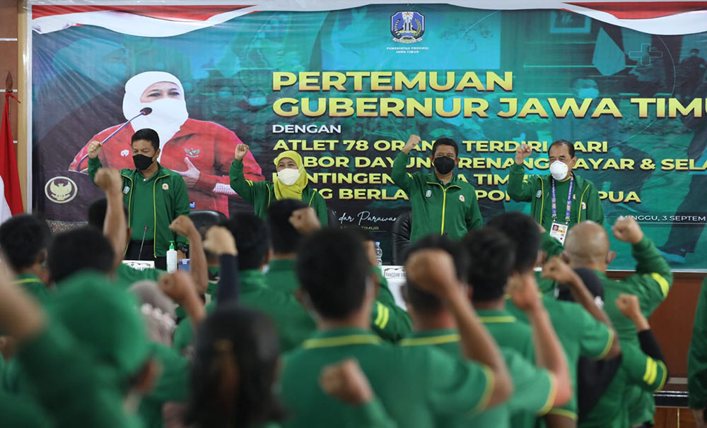 Gubernur Khofifah bersama Pangdam V/Brawijaya dan Kapolda Jatim saat menyambangi enam mess cabor Kontingen Jawa Timur untuk PON XX Papua guna memberikan motivasi dan semangat.