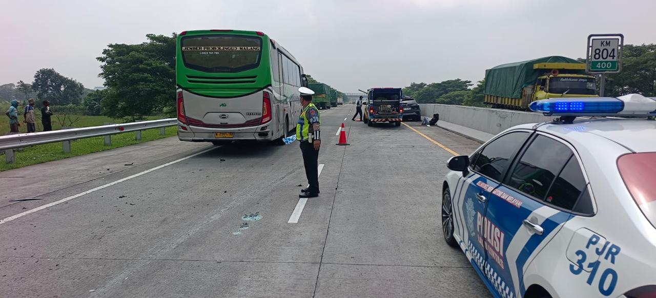 Petugas saat mengevakuasi kecelakaan di Tol Pasuruan.