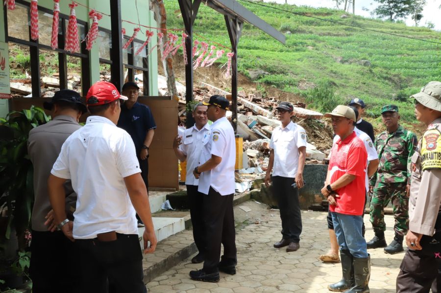 Bupati Gatut saat meninjau lokasi longsor