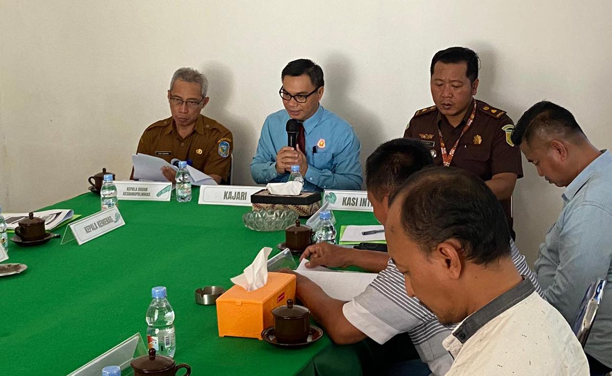 Kepala Kejaksaan Negeri Nganjuk Nophy Tennophero Suoth didampingi Kasi Intelijen Dicky Andi Firmansyah saat kegiatan rakor pakem.