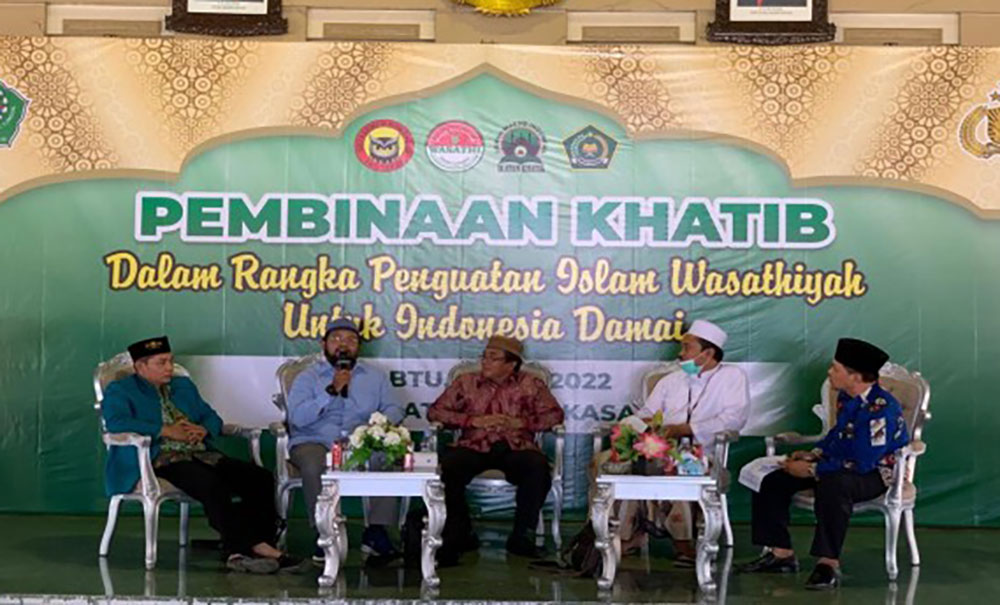 Sekdakab Pamekasan Totok Hartono saat menghadiri pembinaan khusus bagi khatib sholat Jum
