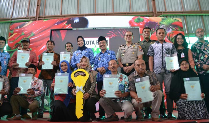 Wali Kota Batu Dewanti Rumpoko bersama Forkompimda berfoto bersama dengan penerima sertifikat proda, Senin (17/2).