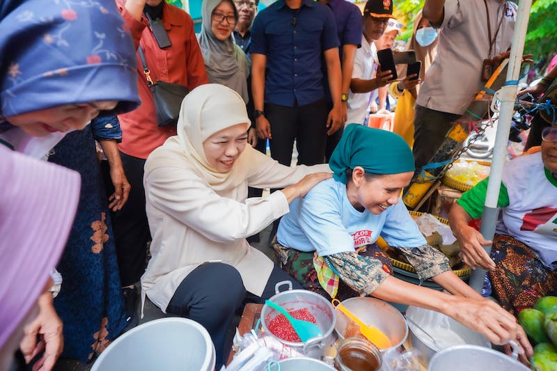 Khofifah saat menyapa dengan hangat pedagang di Pasar Baru Gresik