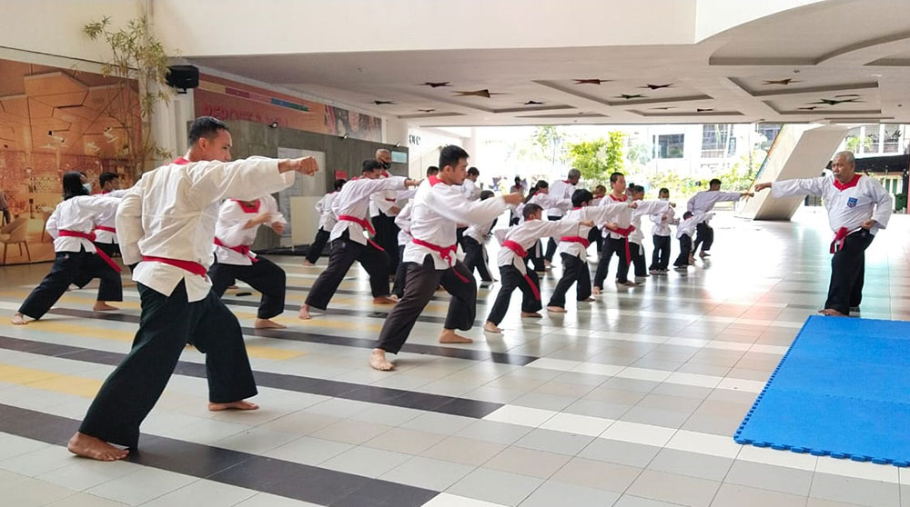 Para anggota Merpati Putih Cabang Surabaya Raya (Surabaya, Sidoarjo, dan Gresik) saat ikut hadir memeriahkan pembukaan Kelompok Latihan Sutos. Foto: YUDI ARIANTO/ BANGSAONLINE