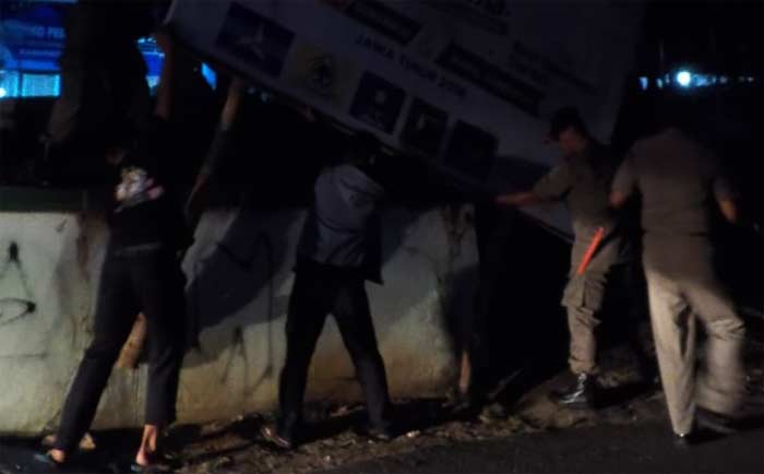 Panwaslu dan Satpol PP saat menurunkan banyak APK dan menemukan leaflet berserakan. (foto: ist)