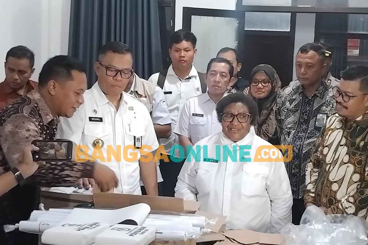 Kunjungan Wamendagri, Ribka Haluk, di KPU Magetan. Foto: HENDRO SUHARTONO/BANGSAONLINE