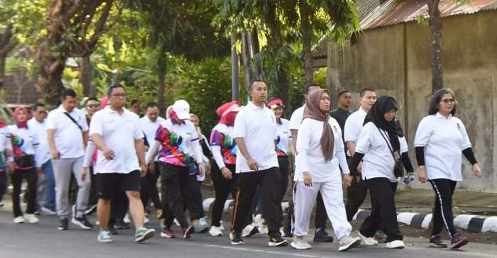 Pj Wali Kota Kediri Zanariah (depan kanan) saat ikuti jalan sehat HUT ke-78 Bhayangkara. Foto: Ist. 