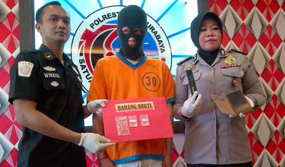 Polisi menunjukan bukti sabu dan tersangka. foto: rusmiyanto/BANGSAONLINE