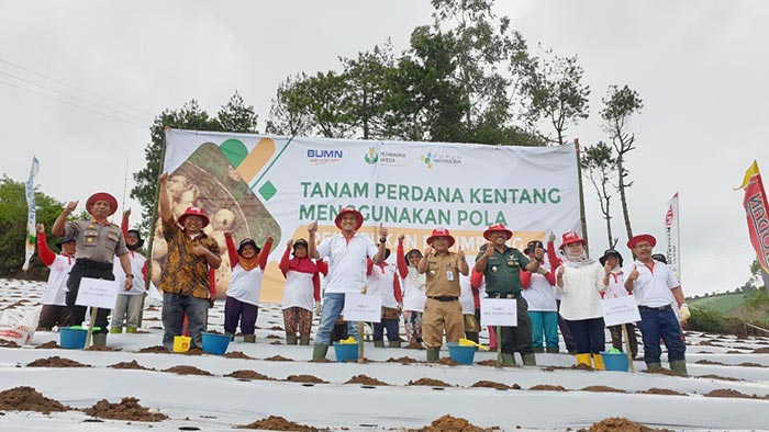 Dirut PT PG Rahmad Pribadi bersama para petani ketika tanam perdana kentang di Garut. foto: ist