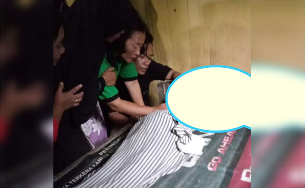 Orang tua dan kerabat korban tak kuasa menahan tangis saat melihat jenazah korban.