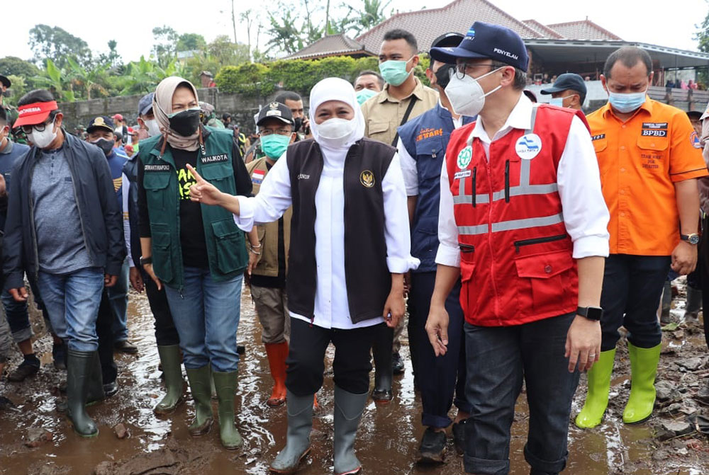 Gubernur Jawa Timur, Khofifah Indar Parawansa, saat meninjau lokasi banjir bandang di Kota Batu.