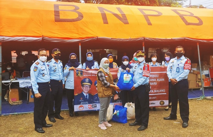 Kanwil Kemenkumham Jawa Timur Korwil Malang Raya menyalurkan bantuan berupa sembako kepada warga Kota Batu dan Kota Malang yang terdampak bencana alam, Senin (8/11/21).