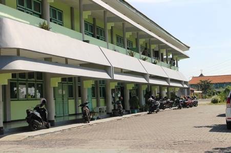 ?salah satu sisi gedung Unsuri. foto:nur faishal/bangsaonline