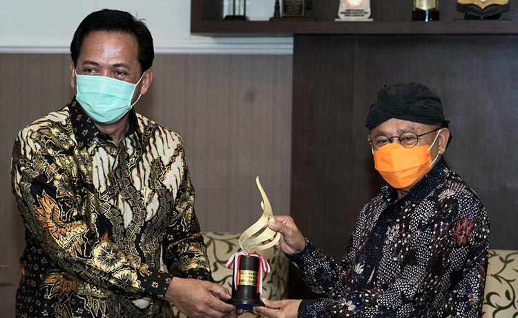 Bupati Sumenep, Dr. KH. A. Busyro Karim (kanan) saat menerima trofi penghargaan dari PWI Jatim sebagai Tokoh Bidang Pemerintahan Daerah tahun 2020.