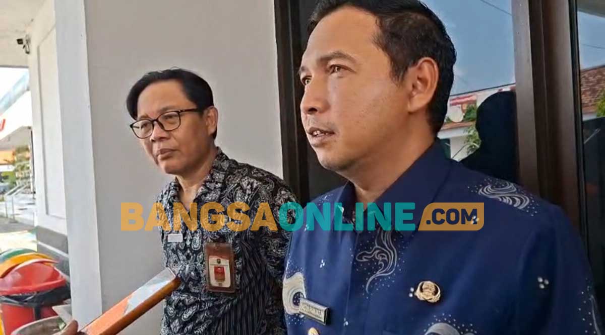 Plt Wali Kota Madiun, Bagus Panuntun, saat memberi keterangan ke awak media. Foto: HENDRO SUHARTONO/BANGSAONLINE