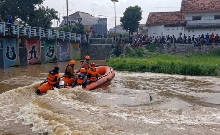Tim BPBD gabungan saat melakukan upaya pencarian korban di aliran sungai
