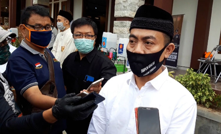 KH. Abdul Muid, salah satu pengasuk Pondok Pesantren Lirboyo saat memberi keterangan kepada wartawan, Sabtu (6/6).