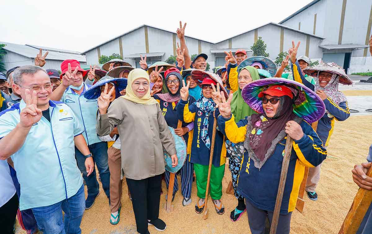 Calon Gubernur Jawa Timur nomor urut 2, Khofifah Indar Parawansa, saat menyapa para pekerja dalam kunjungannya ke PT Mustikatama Group Lumajang.