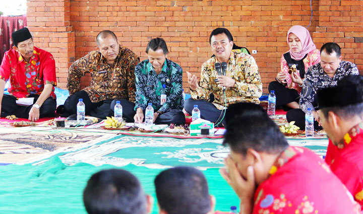 Bupati Mojokerto Pungkasiadi ketika nglempoh bareng kepala OPD dan Kades di acara AKD. 