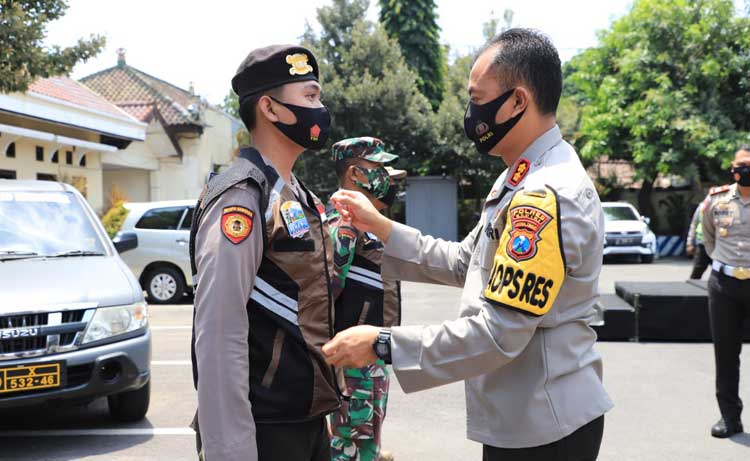 Kapolres Kediri, AKBP Lukman Cahyono saat menyematkan PIN kepada petugas Pemburu Pelanggar Protokol Kesehatan atau Mobile Covid Hunter. foto: Kominfo
