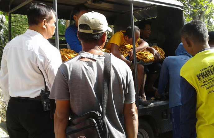 Korban saat hendak dievakuasi ke rumah duka. foto: ZAINAL/ BANGSAONLINE