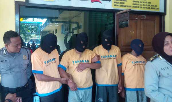 Tersangka saat diamankan di Mapolres Tuban. foto: suwandi/BANGSAONLINE