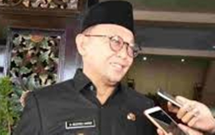 Bupati Sumenep Abuya Busyro Kariem?.