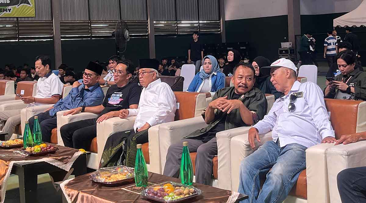 Anggota DPR RI dan Ketua DPW PAN Jatim, Dr. Ir. Ahmad Rizki Sadig, M. Si. saat berbincang dengan Pengasuh Ponpes Amanatul Ummah, Prof. Dr. K.H. ASep Saifuddin Chalim, bersama CEO HARIAN BANGSA dan BANGSAONLINE, Em Mas