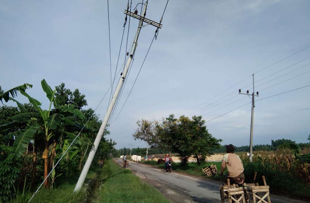 Kondisi tiang listrik di ruas jalan poros Kecamatan Kerek.
