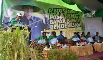 Bupati Bondowoso, Drs. H. Amin Said Husni saat sambutan di hadapan masyarakat peserta urun rembuk pertanian. (Sugiyanto/BANGSAONLINE)