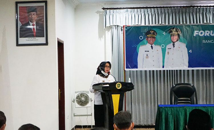 Wakil Bupati Lumajang Indah Amperawati saat membuka kegiatan Forum Konsultasi Publik rancangan awal Rencana Kerja Pemerintah Daerah (RKPD) Tahun 2022 yang berlangsung di Ruang Rapat Narariya Kirana. (foto: ist)