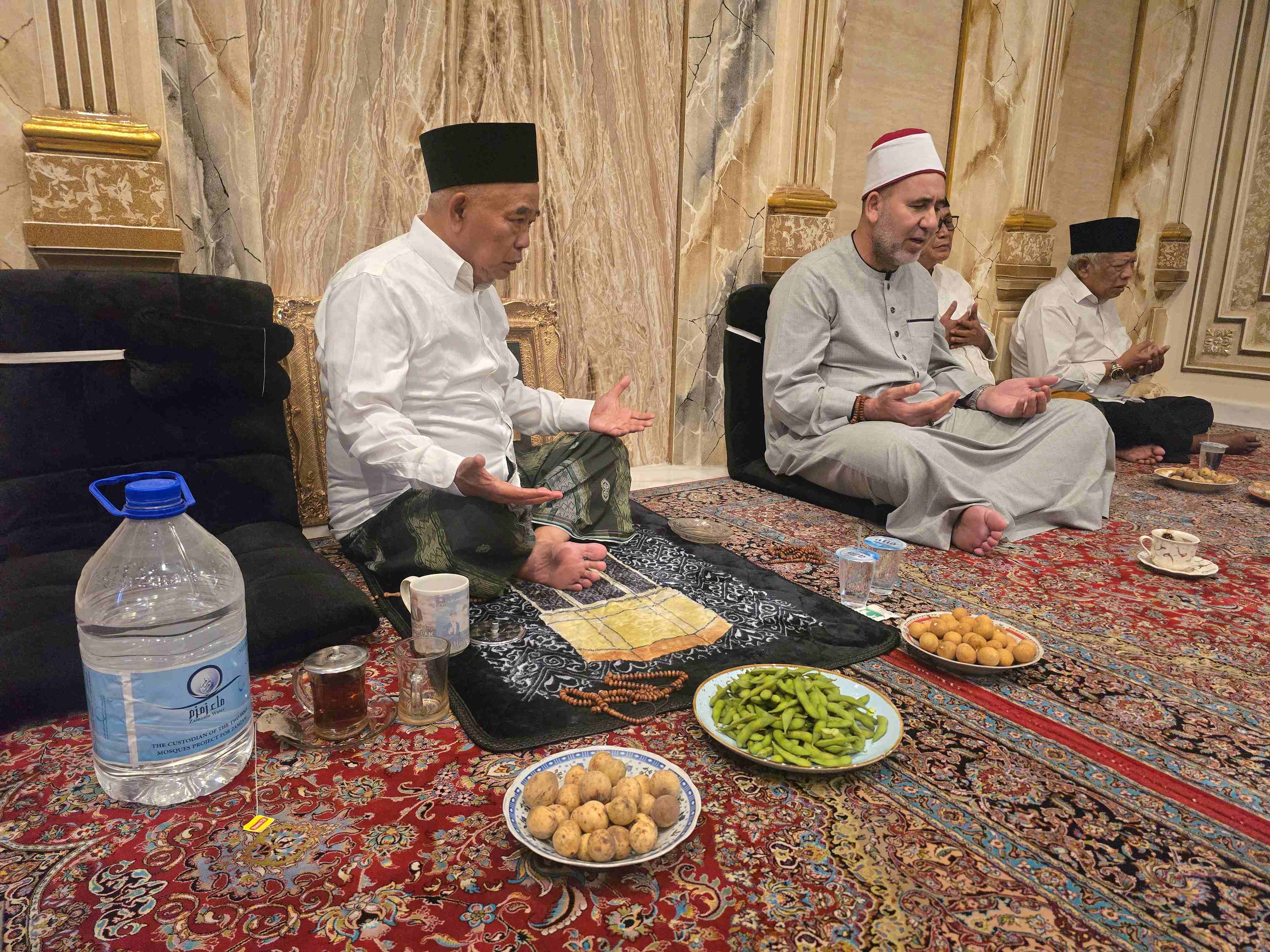 Prof Dr KH Asep Saifuddin Chalim, MA, dan Syaikh Ahmad Muhammad Mabruk dalam acara aqiqah yang digelar di kediamannya di kawasan Pondok Pesantren Amanatul Ummah Jalan Siwalankerto Utara Surabaya, Rabu (21/1/2026) sore. Foto: bangsaonline