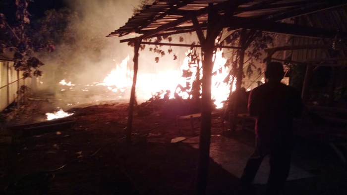 Kebakaran yang melanda salah satu tempat pengolahan kerajinan kayu jati.
