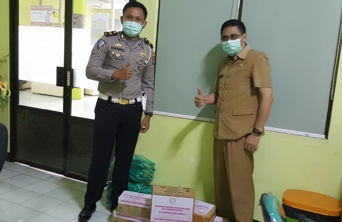 Bhayangkari Polres Pamekasan, Madura, memberikan bantuan vitamin kepada Tim Penanggulangan Covid-19 RSUD dr. H. Slamet Martodirdjo Pamekasan, Senin (06/04/20).