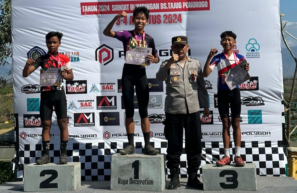 Atlet balap sepeda Kota Kediri saat naik podium (dok. Ist)